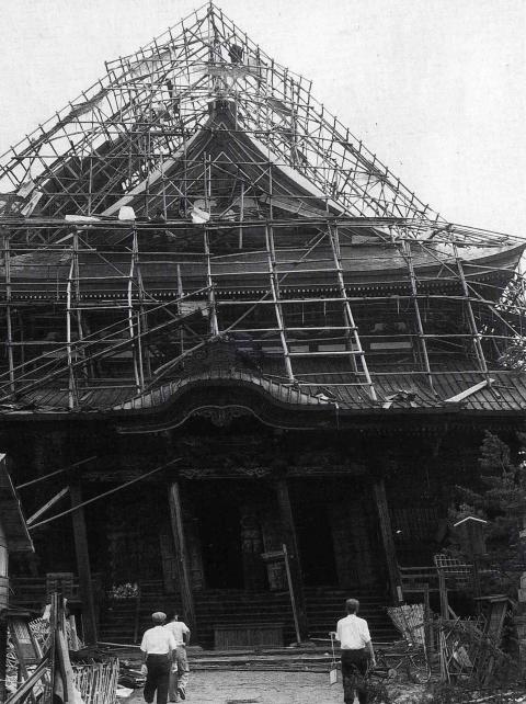 台風7号の強風で傾いた甲斐善光寺
