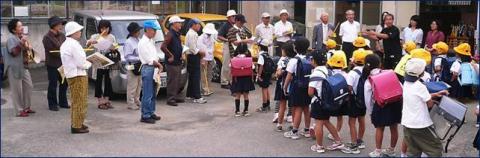 発隊式：校長先生の紹介で北新小学校生徒とパトロール隊員との顔合せ