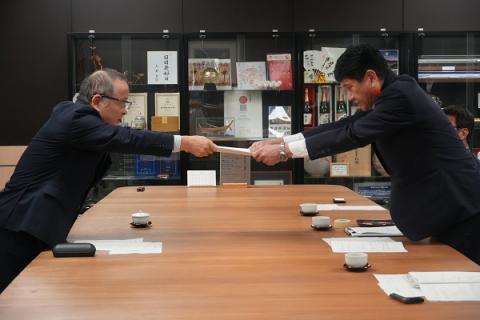 答申書手交の様子