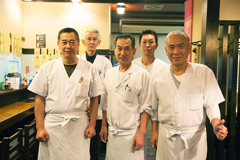 社長の水上光明さんとスタッフのみなさん