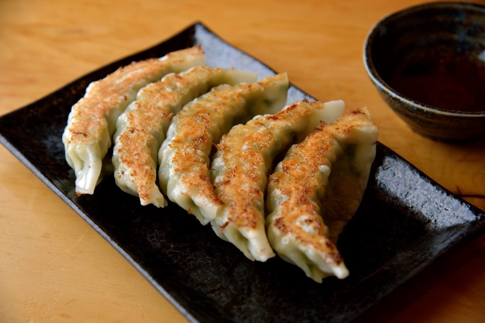 作りたてのジューシー餃子が名物の居酒屋「榮人（えいと）」