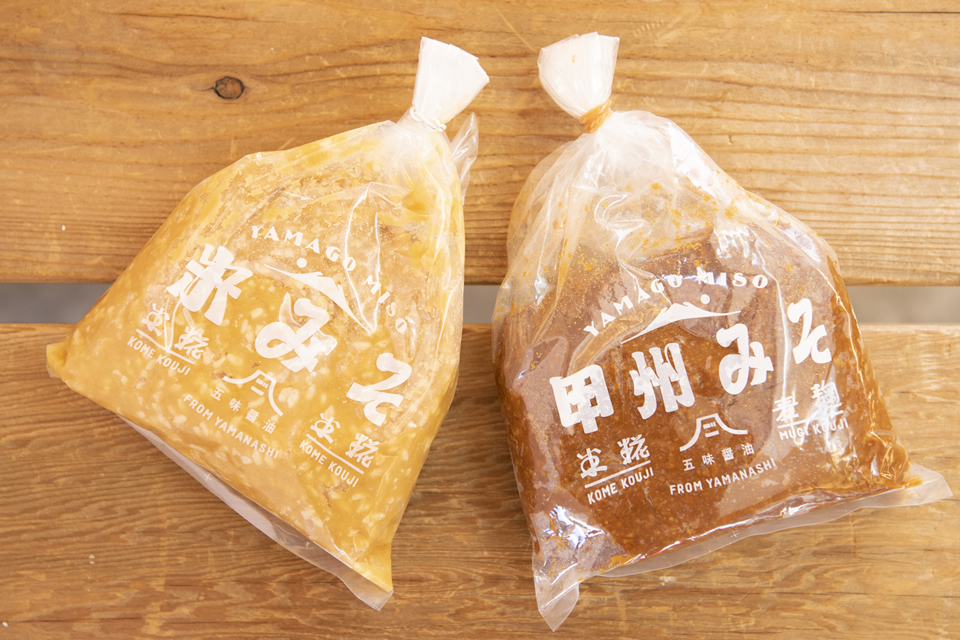 （左）米麹のみを使用した「米みそ【甘口】」・（右）「甲州みそ」